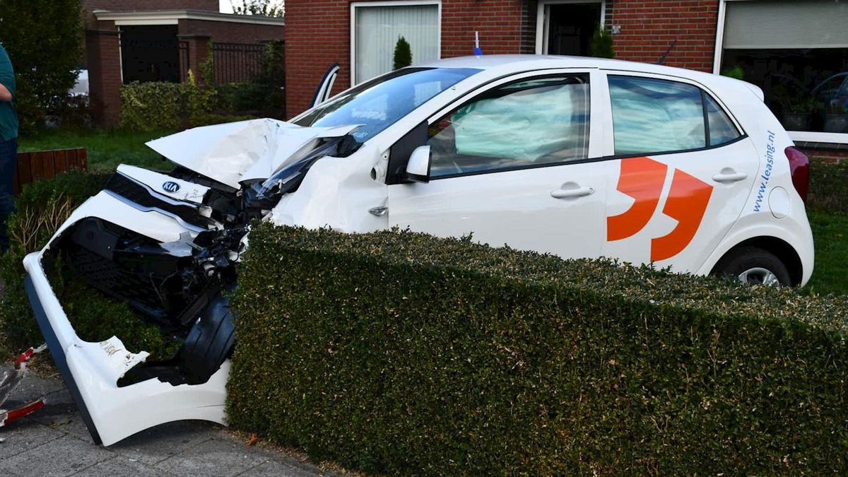 Auto belandt in tuin na botsing met bus in Westerhaar, twee gewonden