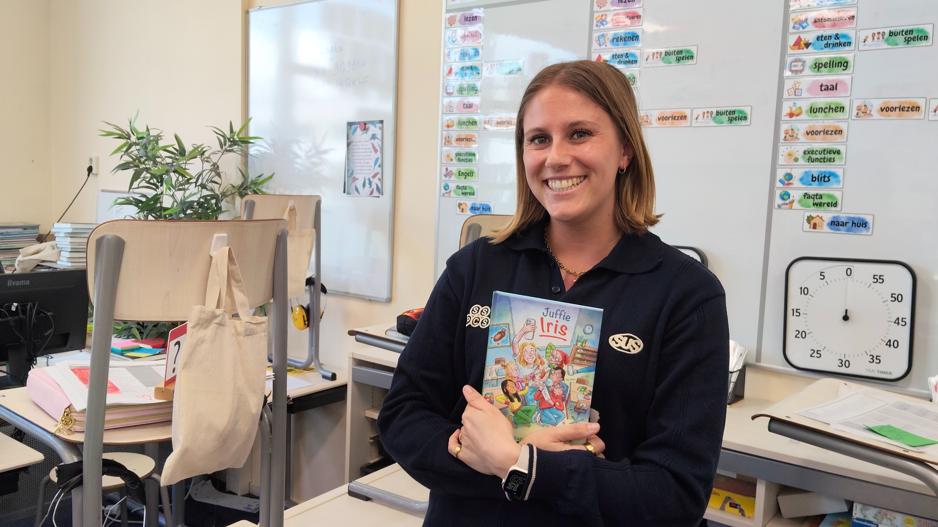 Juffie Iris in haar klaslokaal in Den Bommel, met haar onlangs gepubliceerde boek 'Escape uit de school!'