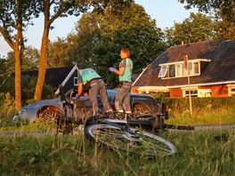 Auto belandt in sloot na aanrijding met fietser in Ter Aard