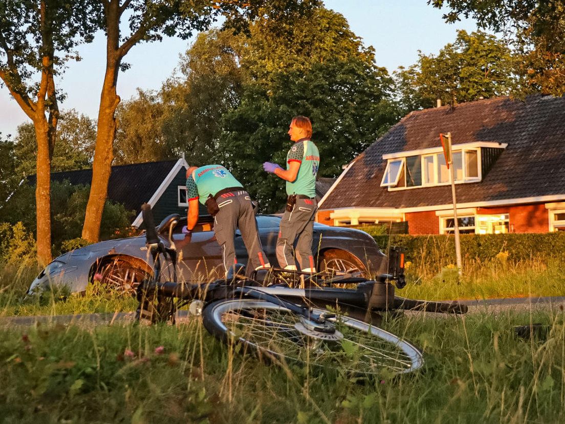 Auto belandt in sloot na aanrijding met fietser in Ter Aard