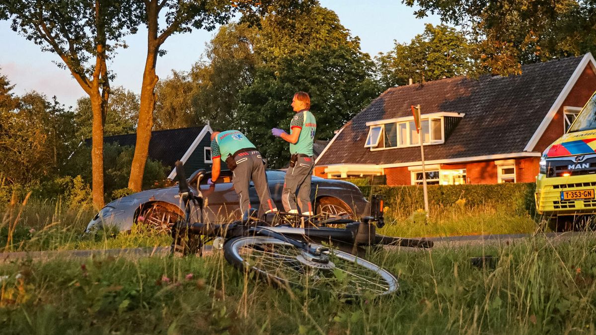 Auto belandt in sloot na aanrijding met fietser in Ter Aard