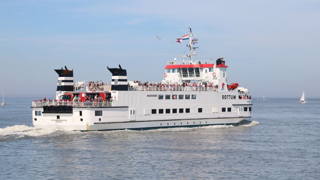 Een volle veerboot met toeristen onderweg naar Schiermonnikoog (archief)