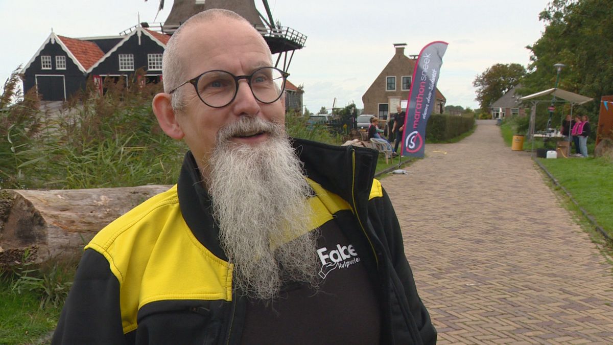 EHBO'ers in IJlst delen dropjes uit: 