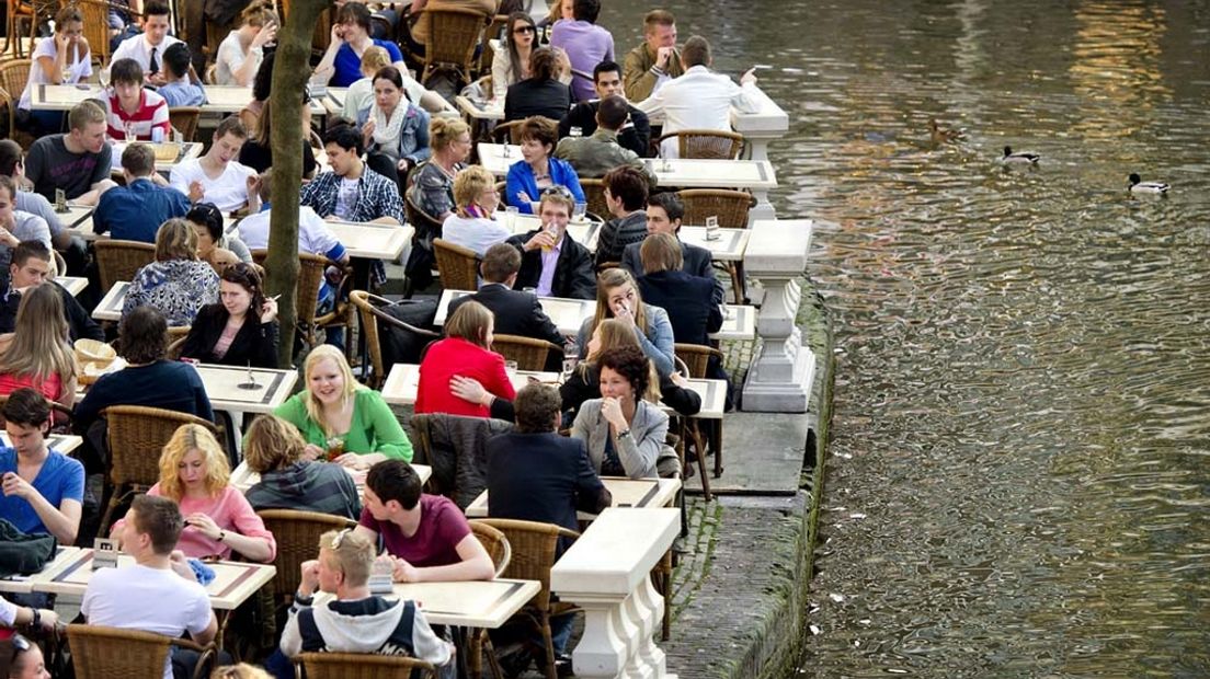 Utrechtse terrasjes aan het de gracht.