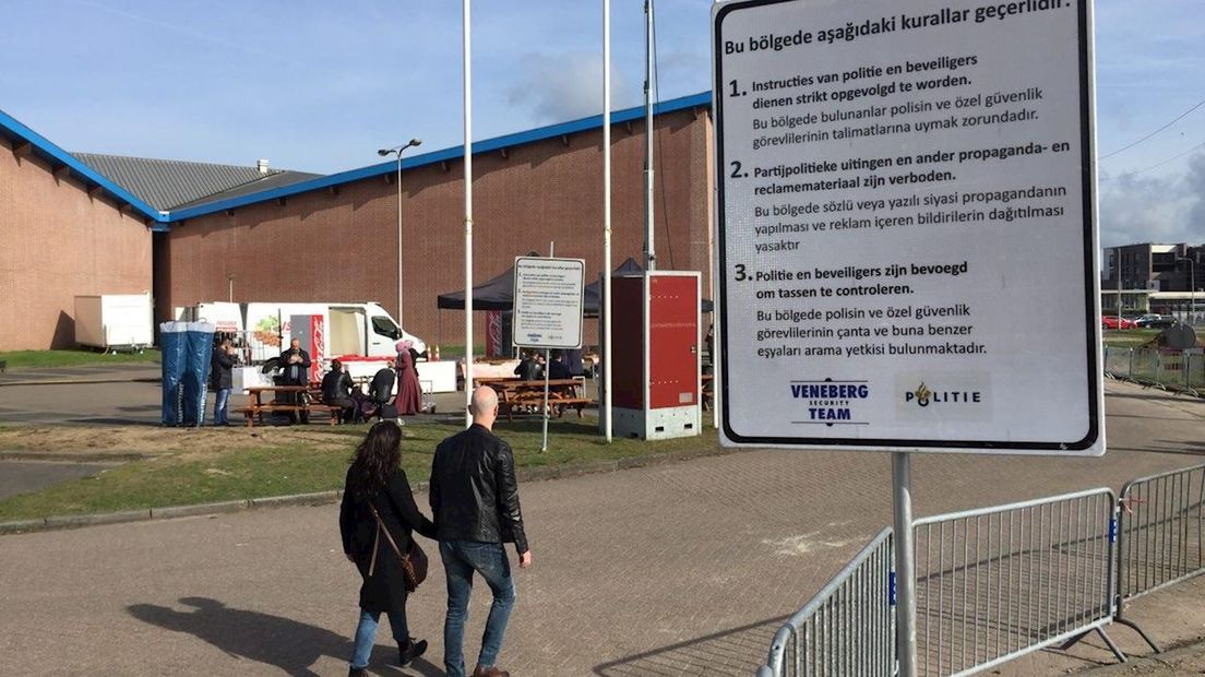 Stemlokaal voor Turks referendum in Deventer