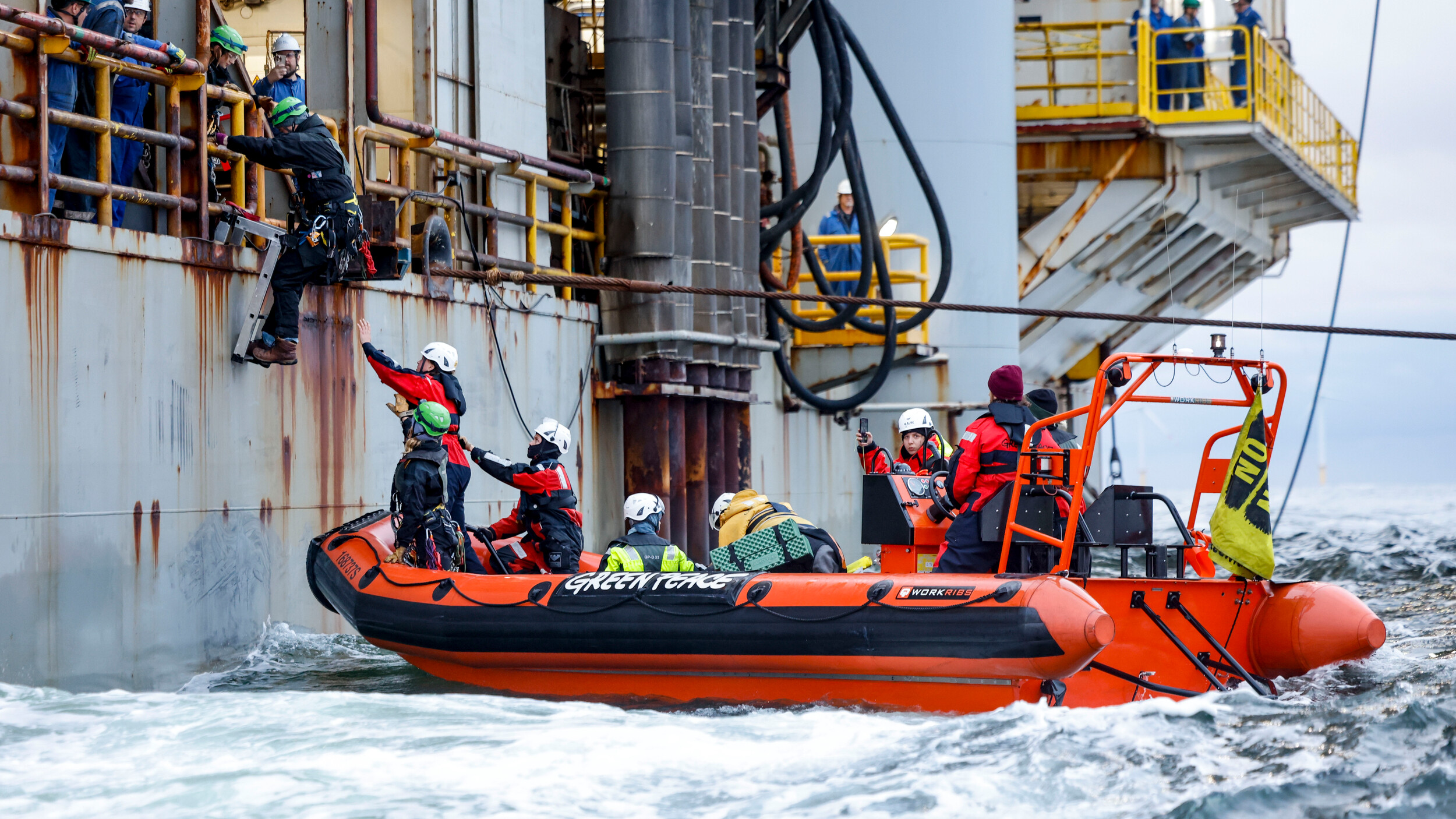 Greenpeace beklimt nieuw boorplatform ONE-Dyas boven Schiermonnikoog