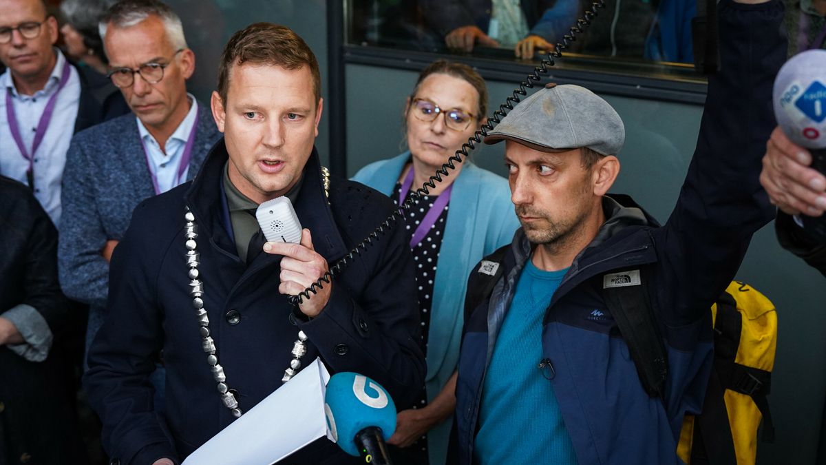 'Tevreden' burgemeester Spoelstra ziet dat avond vol tegenstelling rustig is verlopen