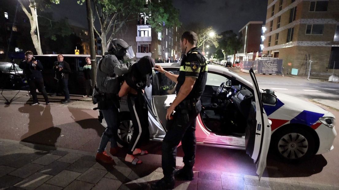 De politie houdt een van de verdachten van de schietpartij aan