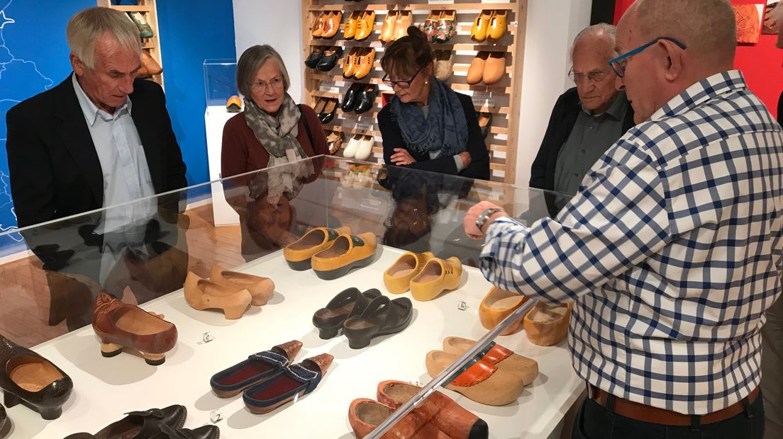Bert van den Hof vertelt bezoekers over de collectie van het Internationaal klompenmuseum (Rechten: RTV Drenthe / Jeroen Willems)