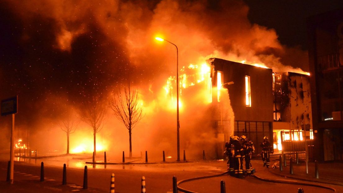 Brand bij Top Chicken in Van der Kunstraat Den Haag