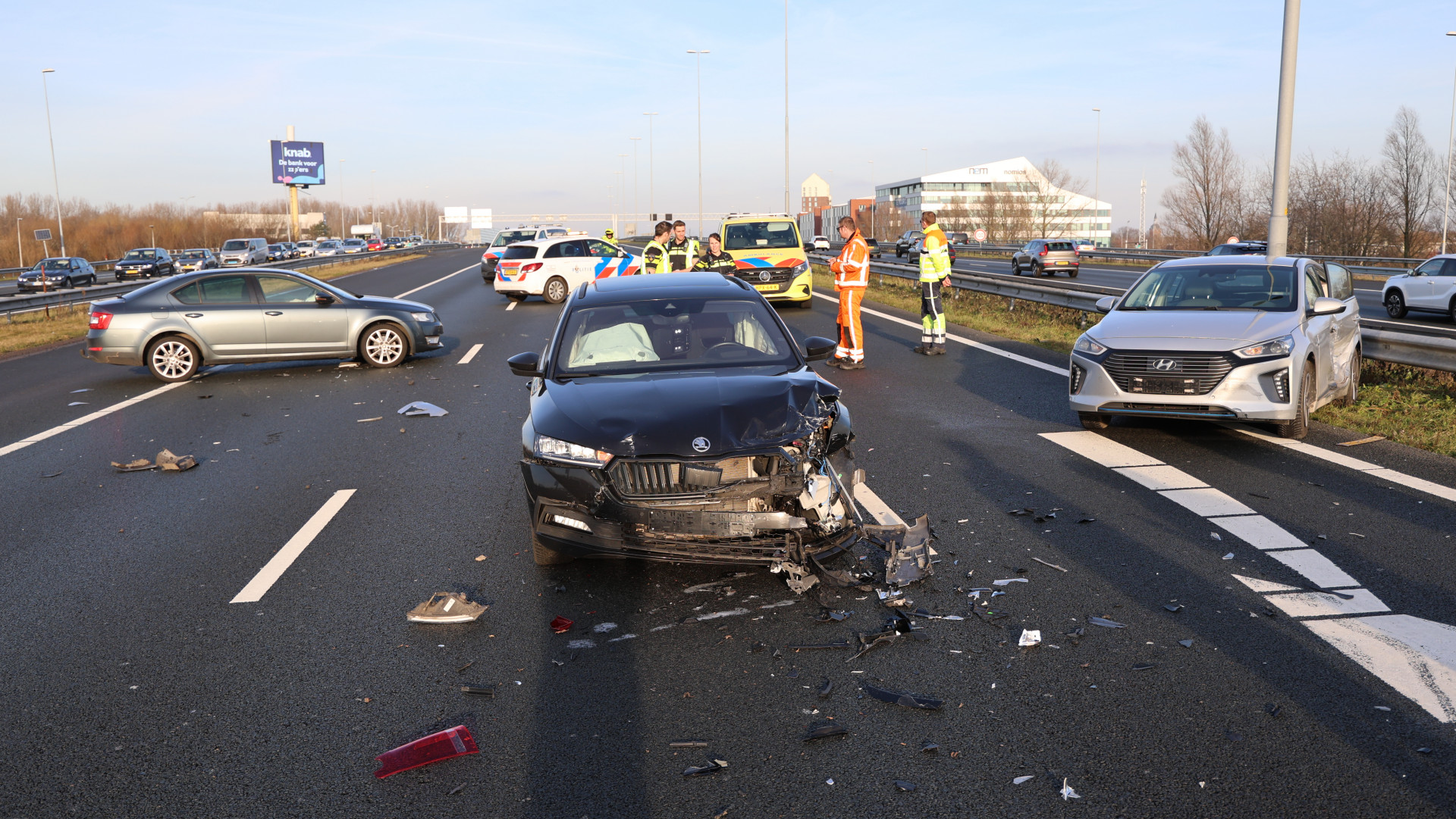 112-nieuws | Snelweg lange tijd dicht door ongeluk - Frontale botsing tussen bestelbusje en auto.