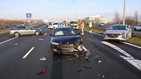 112-nieuws | Snelweg lange tijd dicht door ongeluk - Frontale botsing tussen bestelbusje en auto. 112-nieuws | Snelweg lange tijd dicht door ongeluk - Frontale botsing tussen bestelbusje en auto.