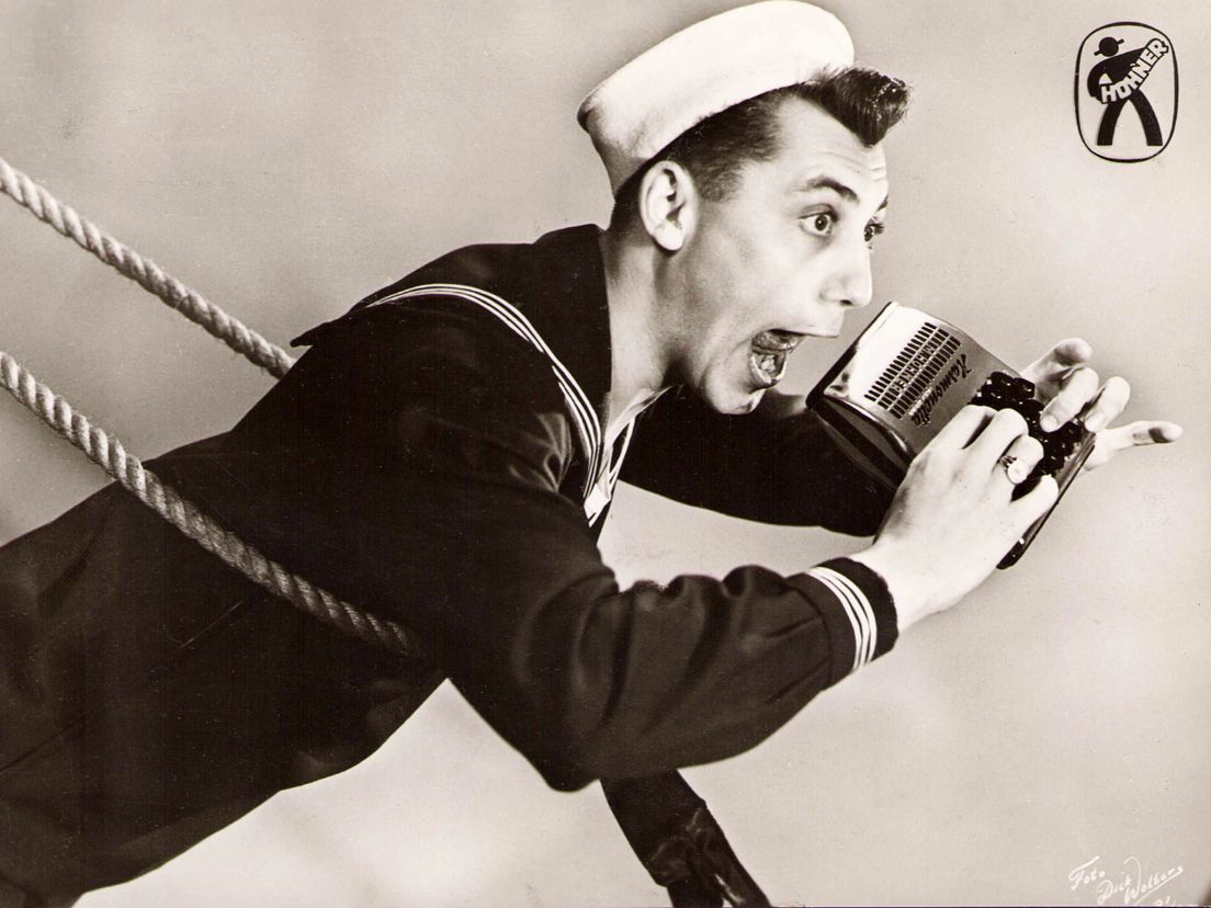 Desmond WIllard en zijn harmonetta, ca 1961.