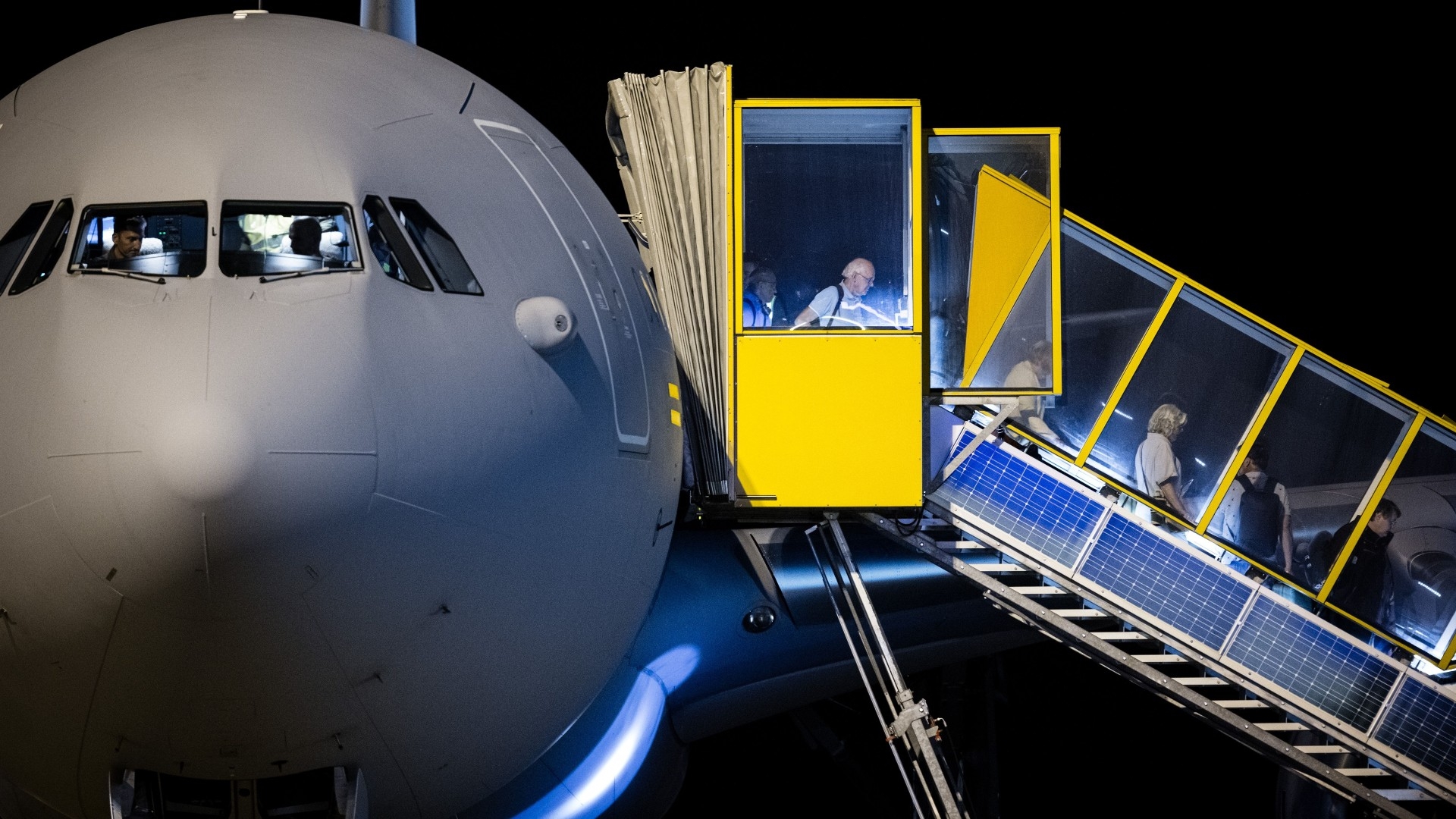 Militair vliegtuig dat Groningers uit Israël haalde veilig geland: 'Bij vertrek was het heel stil aan boord' (update)