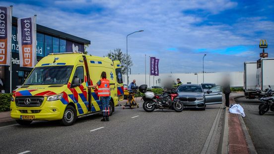 Motorrijder gewond na aanrijding, vrouw naar ziekenhuis gebracht