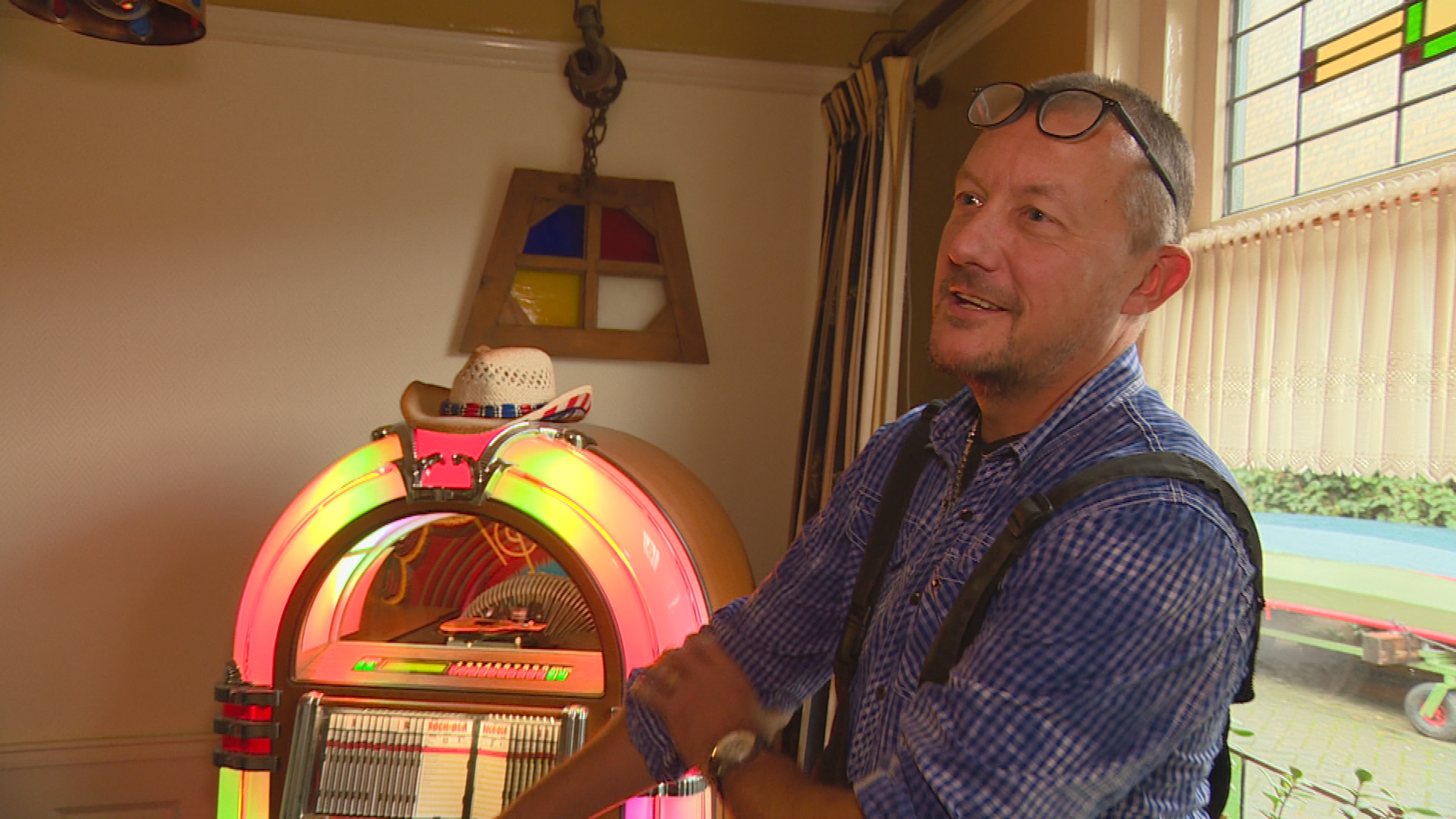 De Kast zit in de jukebox van Monique en Jacob