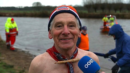 Weer of geen weer, deze bikkels doken gewoon in het water Nieuws