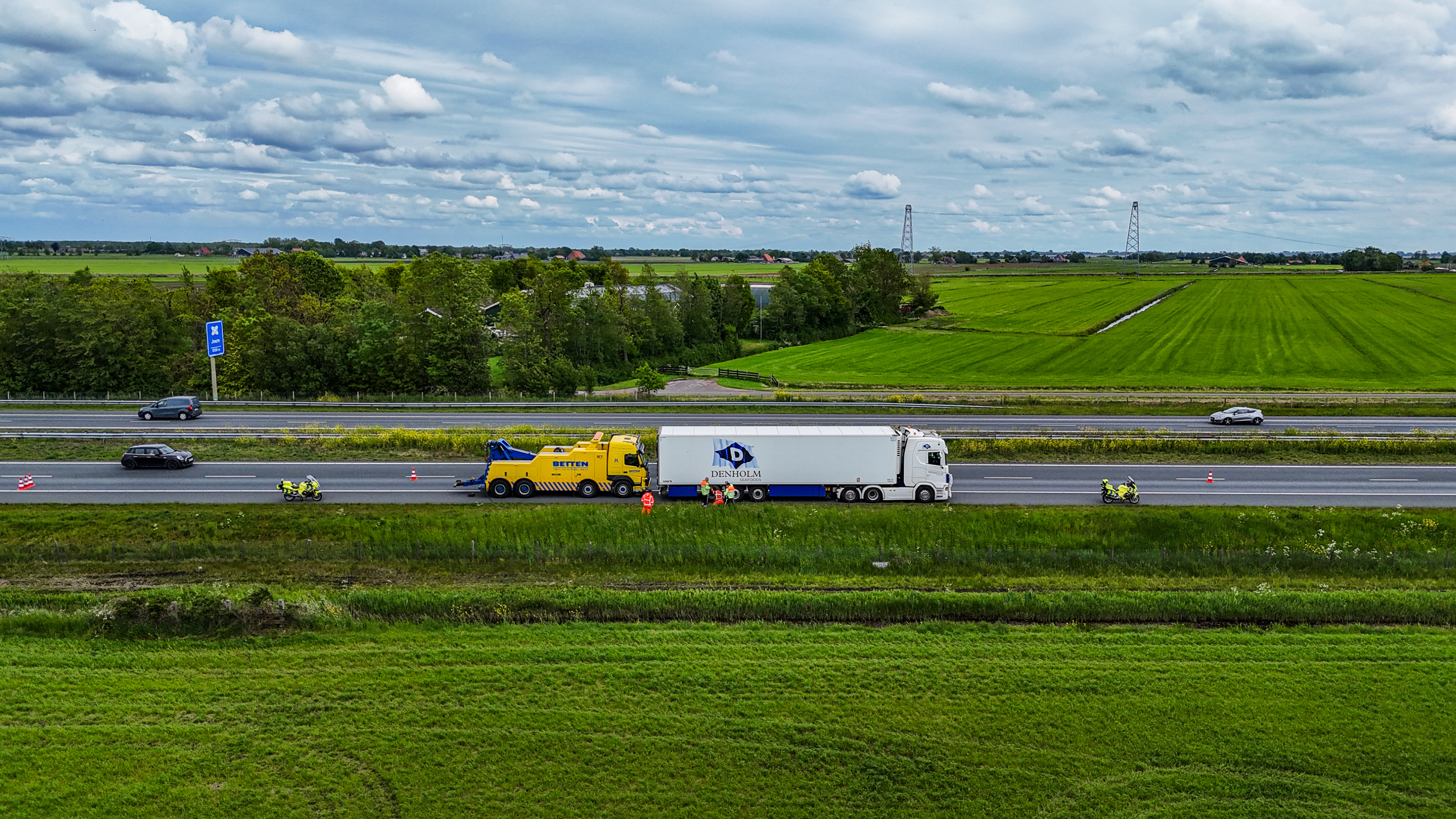 Stikkene frachtwein op de A6 | Ljouwerter fertochte saak-Freek Postma frijlitten