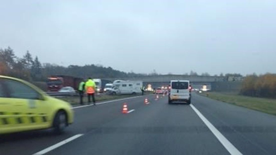 Camper gecrasht op de A1