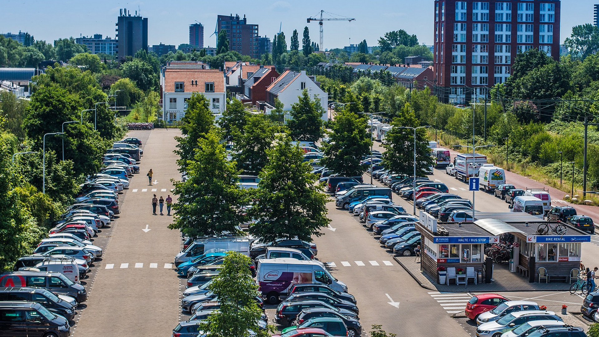 Parkeerterrein Haagweg in Leiden, met rechts het treinspoor