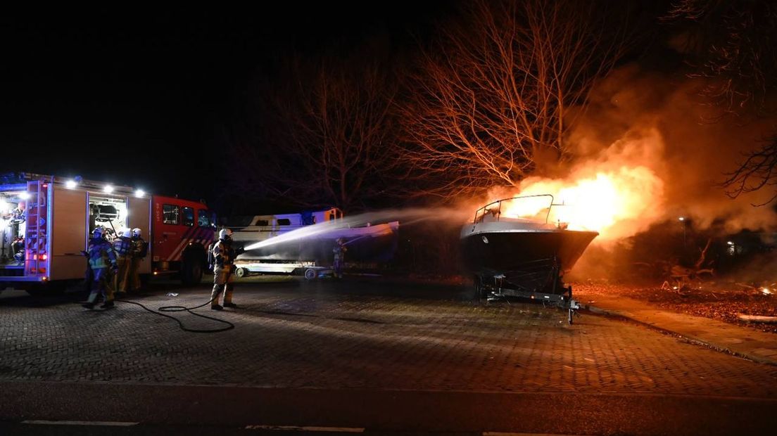 Boot in Vriezenveen gaat in vlammen op