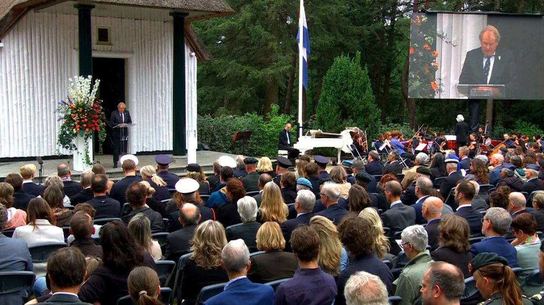Jaap Smit houdt een toespraak in Loenen.