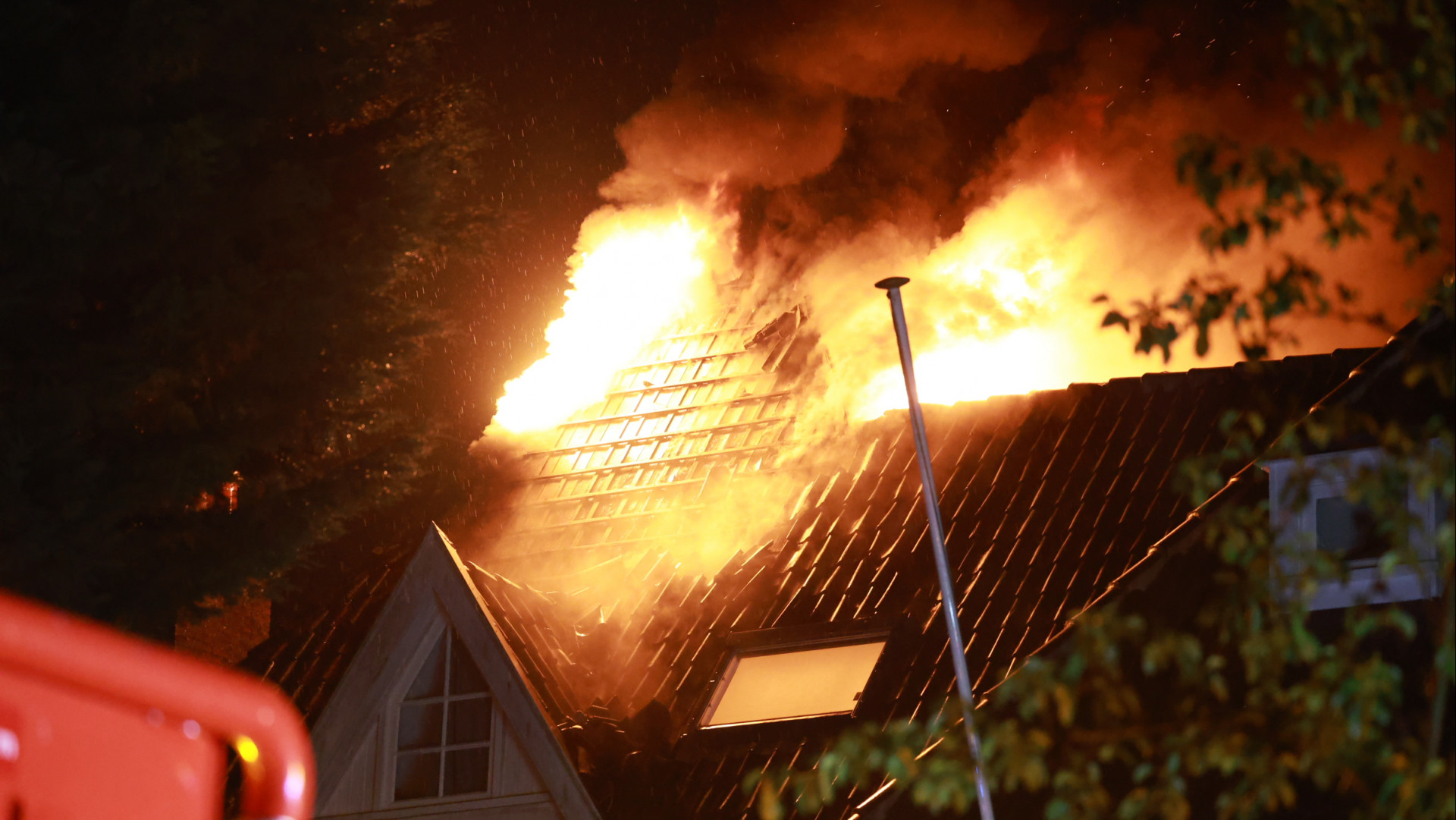Blikseminslag veroorzaakt brand in woning, brandweer redt kat