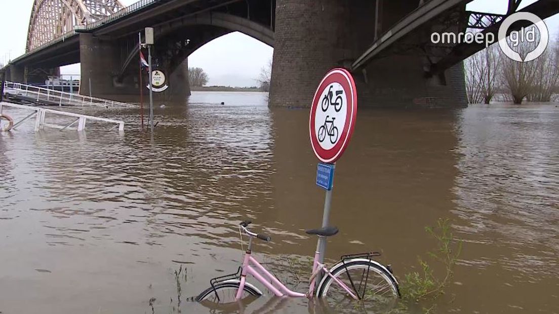 De veerponten tussen Veessen en Wijhe en tussen Dieren en Olburgen zijn sinds donderdag uit de vaart vanwege het hoge water in de IJssel.