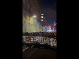 Feyenoord-supporters beginnen met de mars naar het stadion