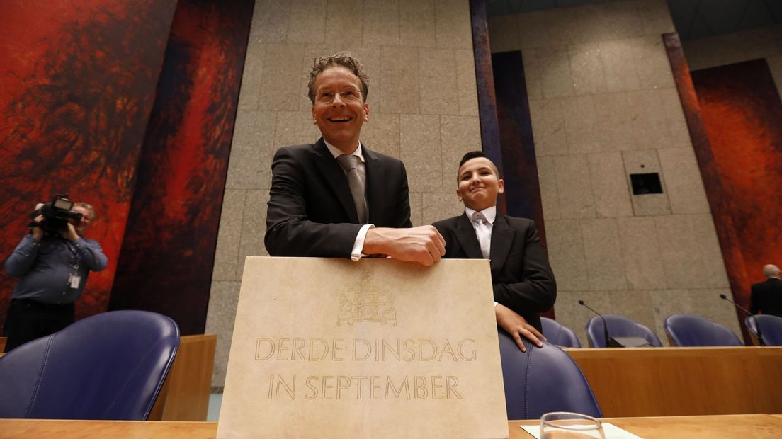 Minister Dijsselbloem presenteert het koffertje
