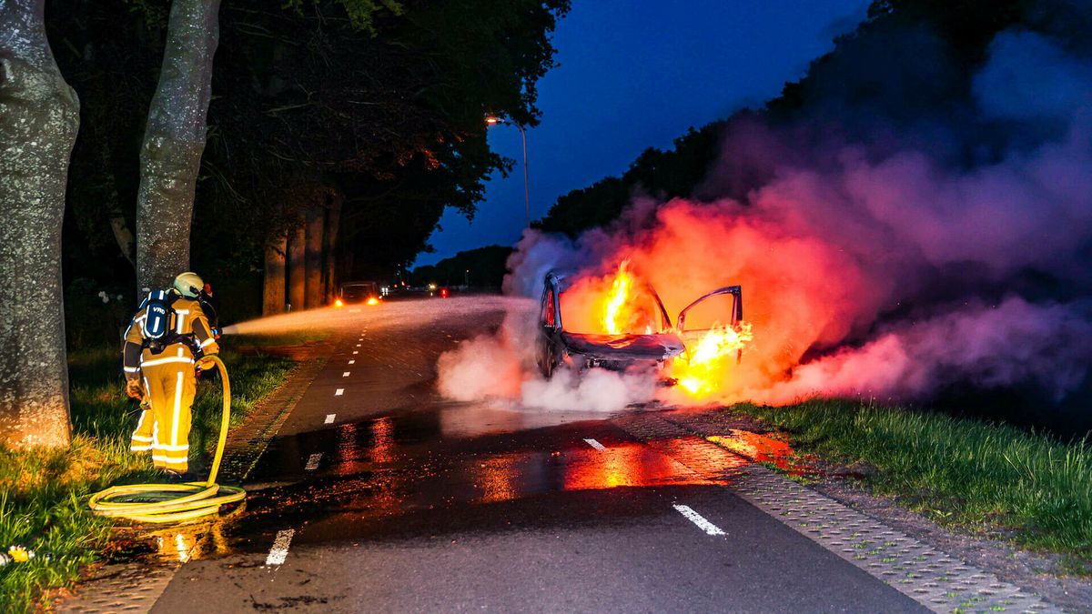 Brand verwoest auto in Oosterhesselen