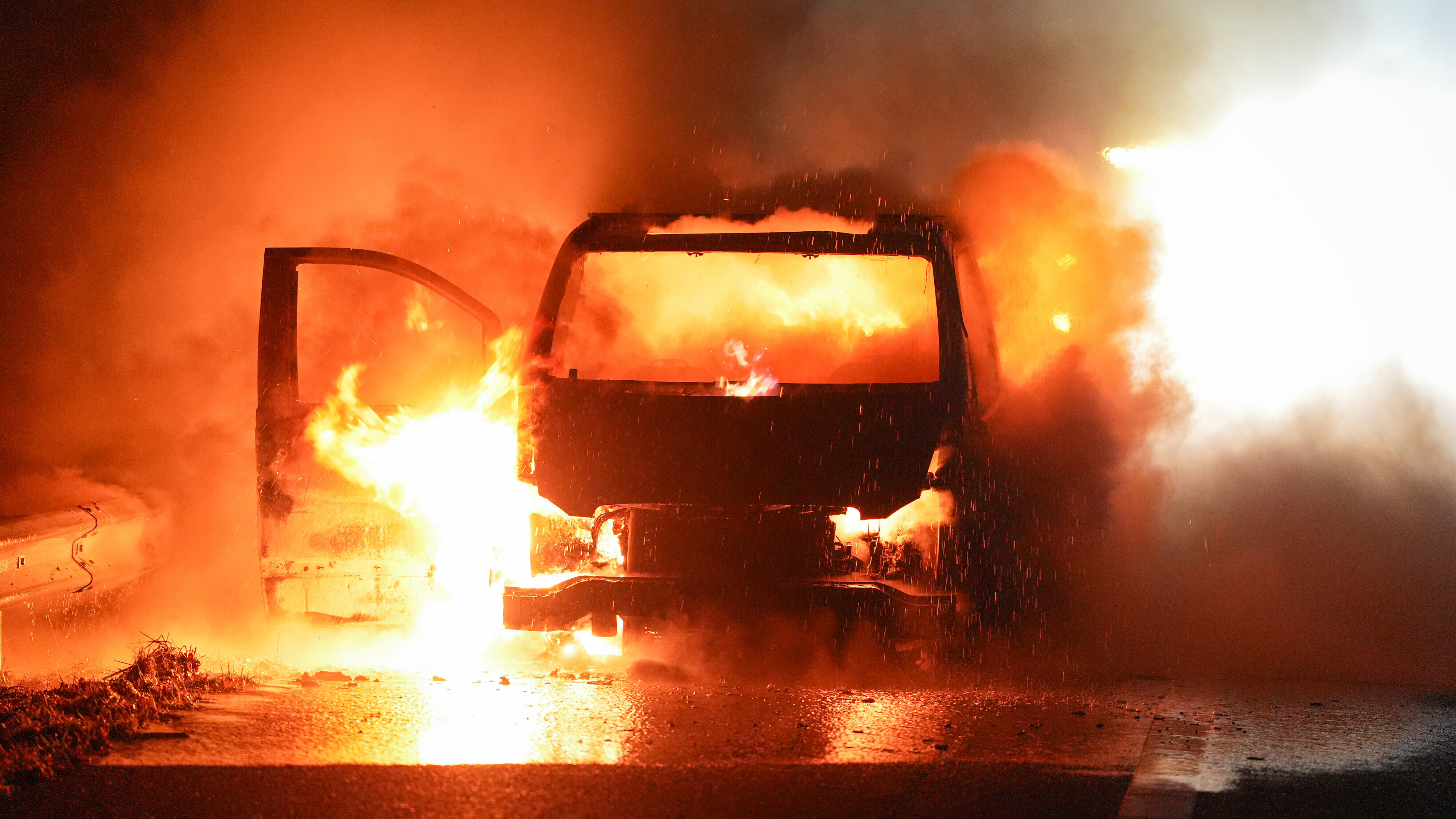 Busje op A28 gaat compleet in vlammen op