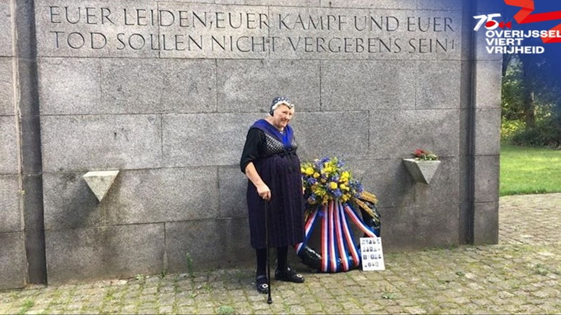 Eerder legden inwoners van Staphorst al eens een krans bij het grote herdenkingsmonument in Neuengamme