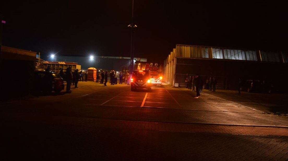 Brandweer op het terrein van een bedrijf in Vriezenveen, het viel uiteindelijk mee