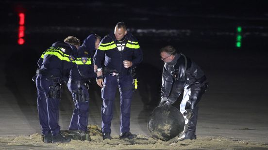 Groot onderzoek op strand na aanspoelen van mogelijke zeemijn Home