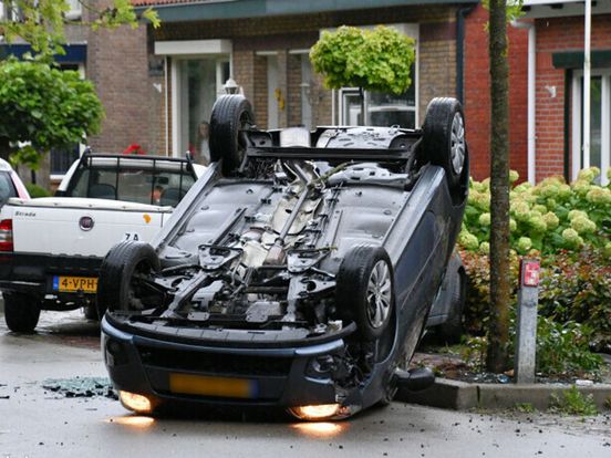 Auto op de kop na botsing met geparkeerd voertuig in Kruiningen