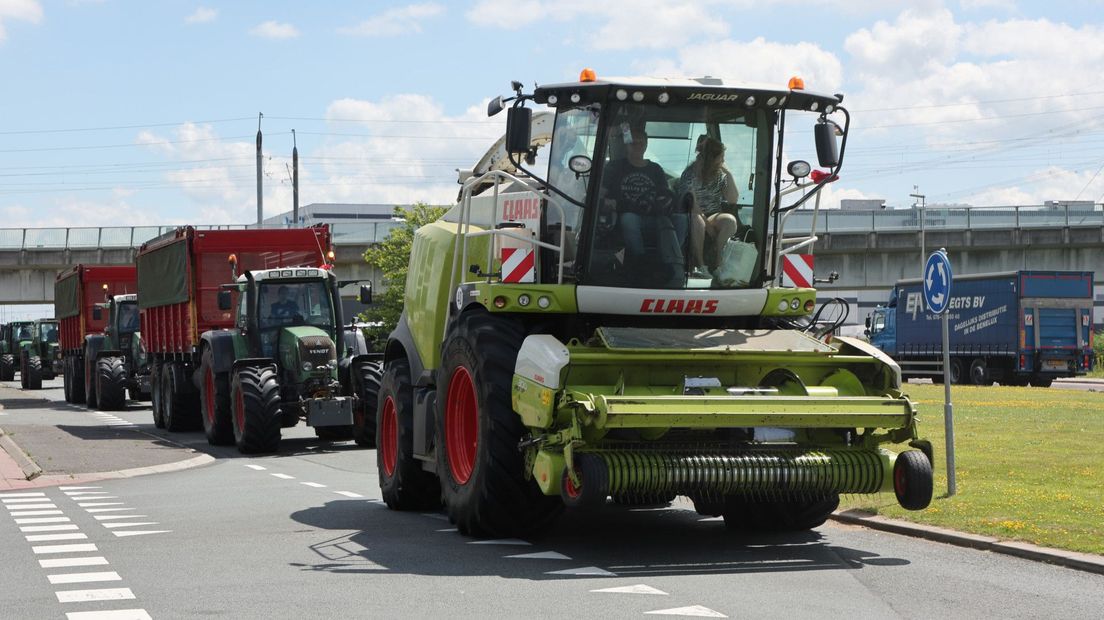 Boeren rijden op de weg tussen de provinciale weg en de distributiecentra van Hoogvliet en Jumbo