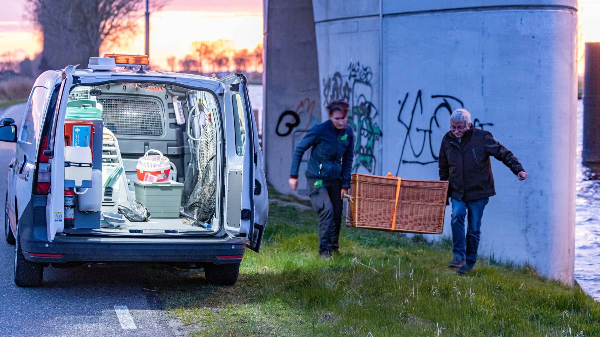 112-nieuws zondag 5 april: Ree uit Van Starkenborghkanaal gered