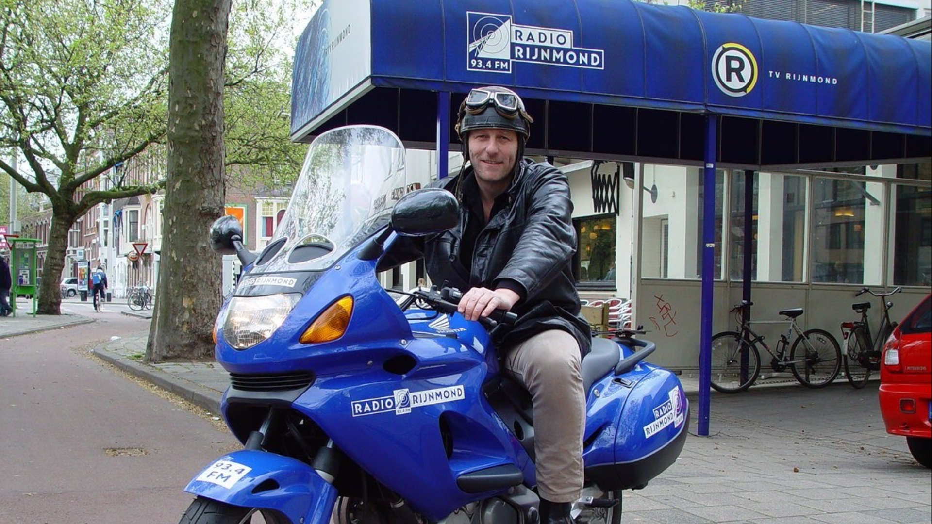 De razende reporter bij het toenmalige Rijnmond-pand op de Mathenesserlaan