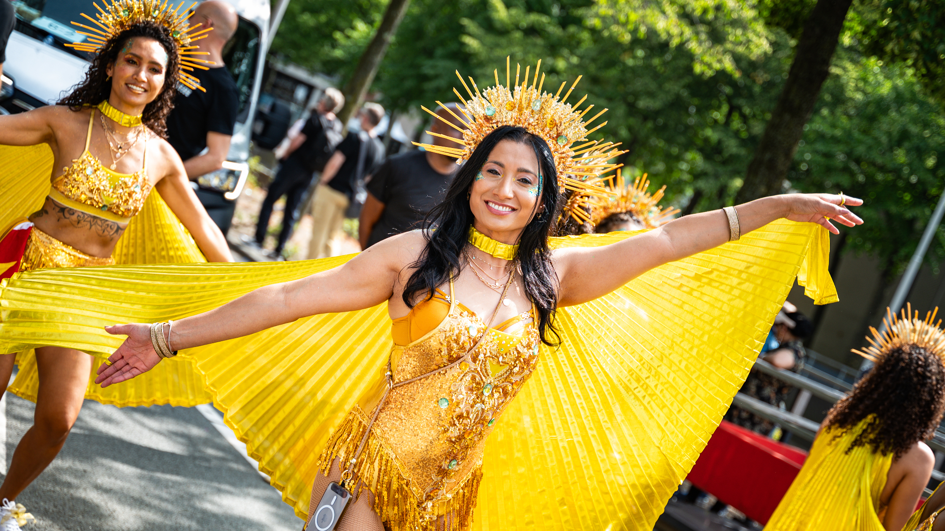 Het is een kleurrijke bedoeling tijdens het Zomercarnaval.