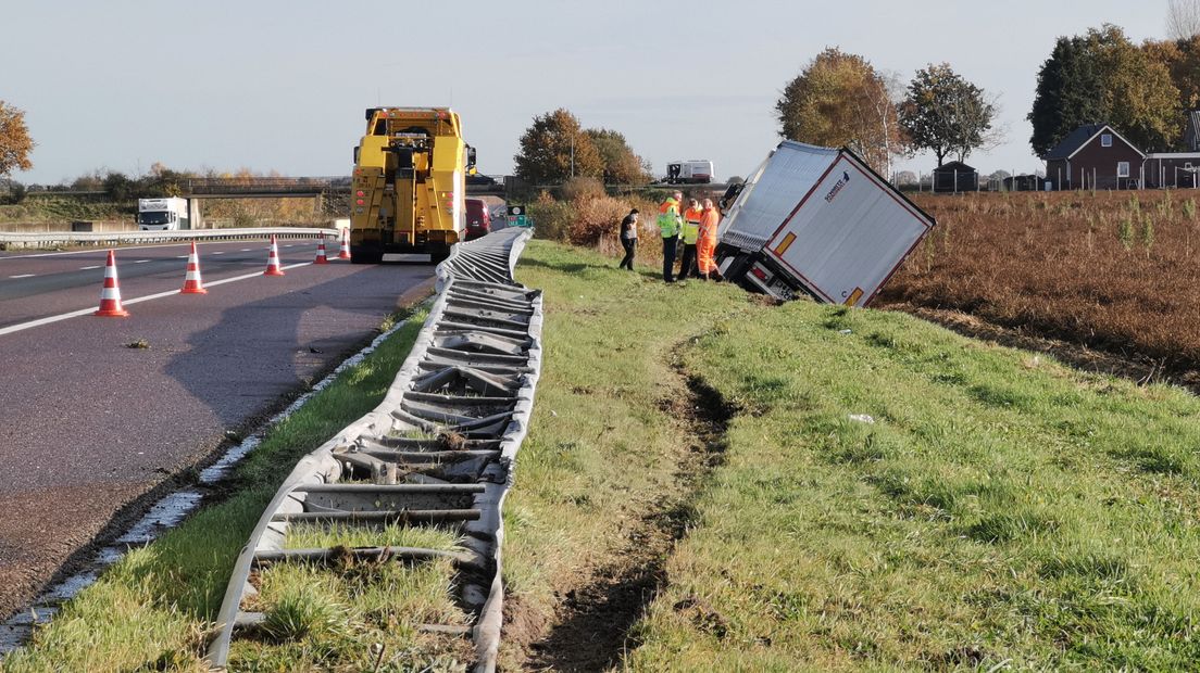 Op de A37 belandde een vrachtwagen in de sloot (Rechten: persbureau Meter)