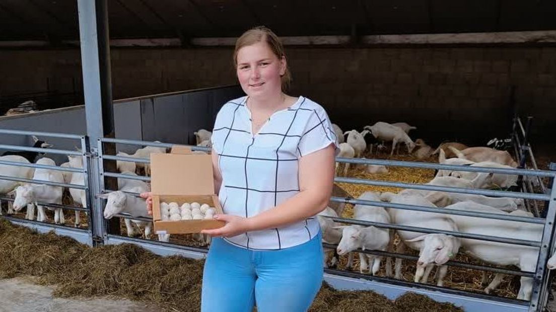 Marèl poseert met haar bokballen.