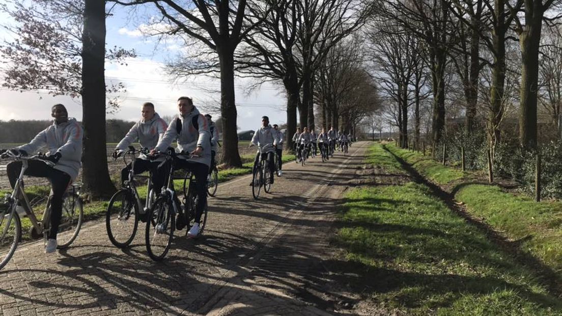 De voetballers gaan op de fiets naar de training toe (Rechten: RTV Drenthe/Stan Timmerman)