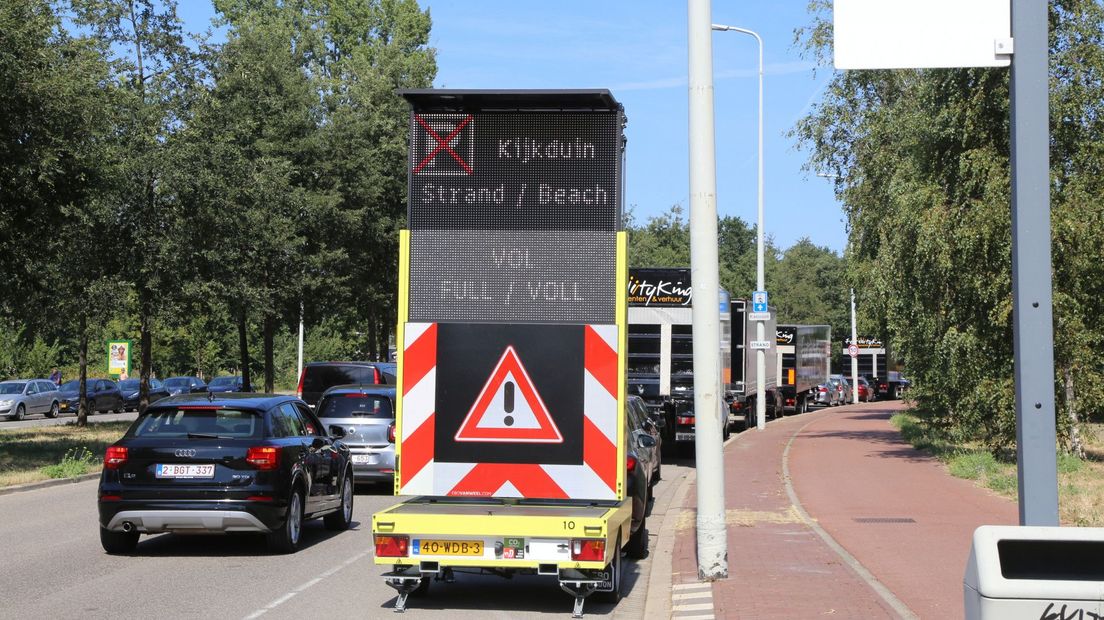 Automobilisten worden gewaarschuwd voor de volle parkeerplaatsen bij het strand