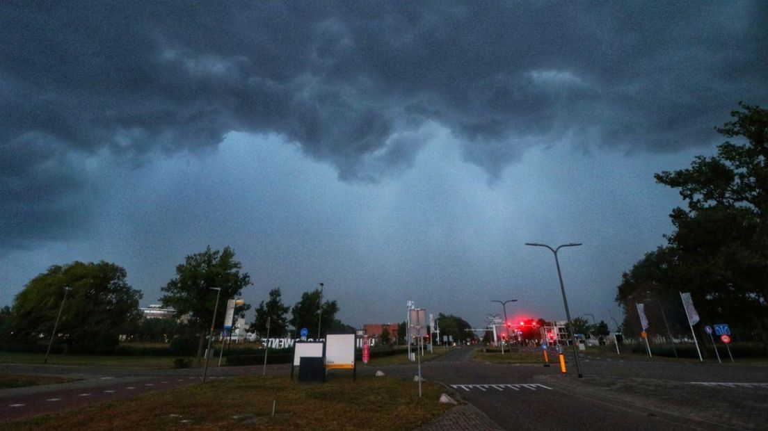 Donkere wolken pakken samen boven Enschede