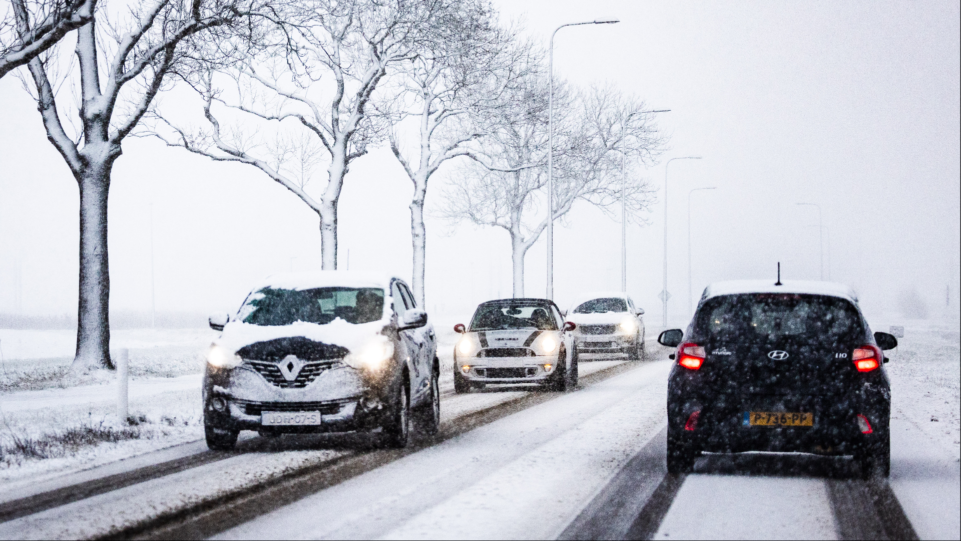 Het is glad op de wegen door winterse buien.