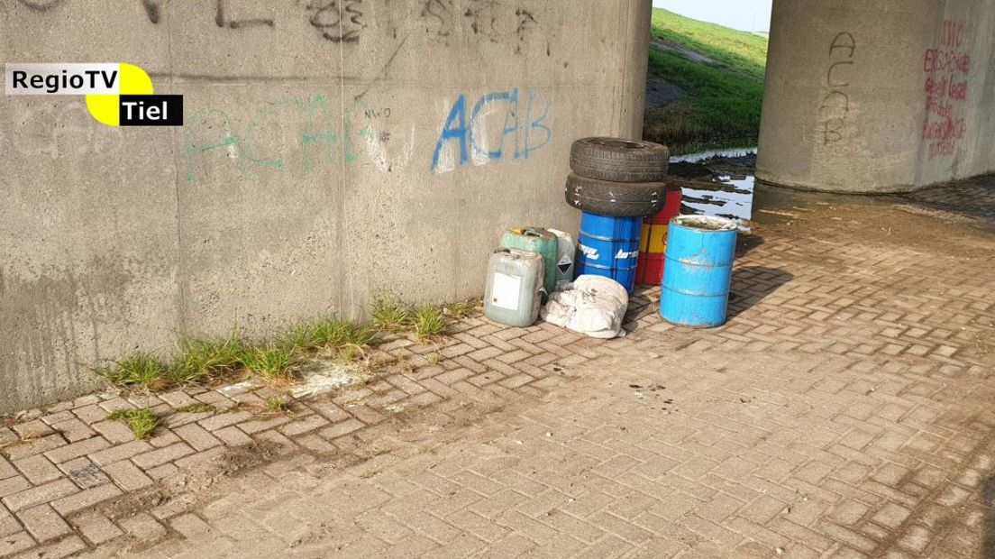 Op zaterdag 6 april werden aan de Waalbandijk in Echteld drie grote vaten en drie kleine jerrycans met onbekende inhoud aangetroffen. Ook lagen er nog twee gedumpte autobanden.