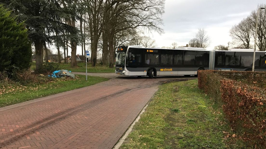 Alternatieve busroute door Lhee lukt niet, bochten te krap (Rechten: Serge Vinkenvleugel/RTV Drenthe)