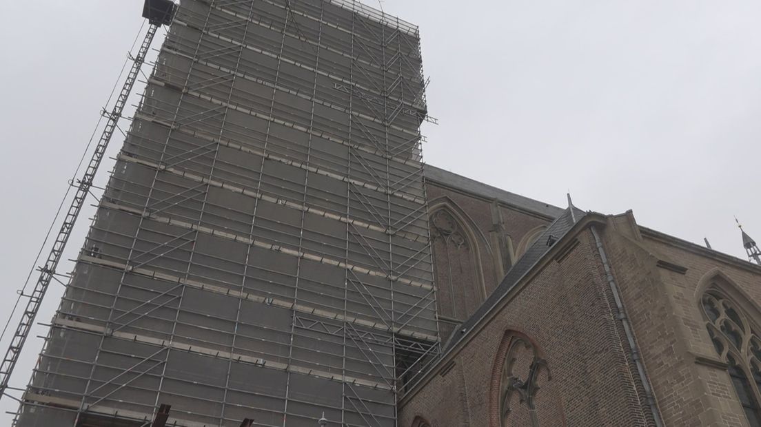 De toren van de Bovenkerk in Kampen staat in de steigers