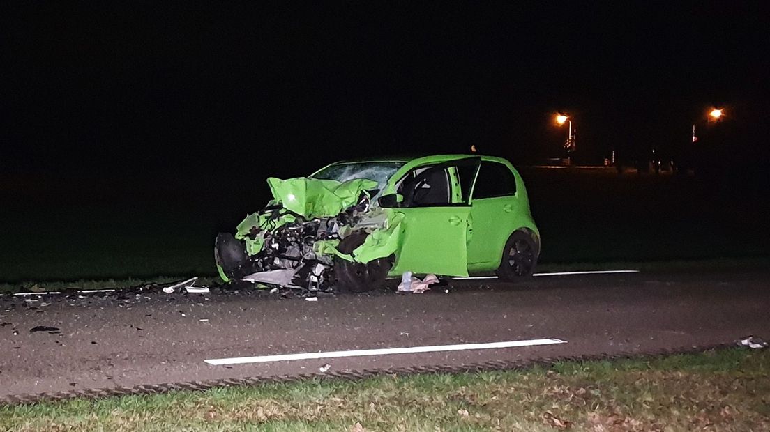 De auto raakt zwaar beschadigd door de botsing met een militair voertuig (Rechten: Persbureau Meter)